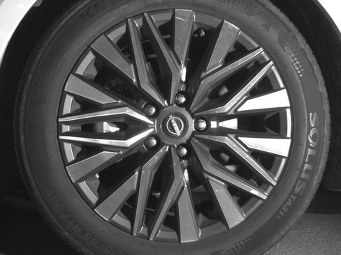 Used 2025 Nissan Altima 2.5 SV FWD image 12