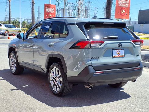 Used 2022 Toyota RAV4 XLE Premium FWD image 4