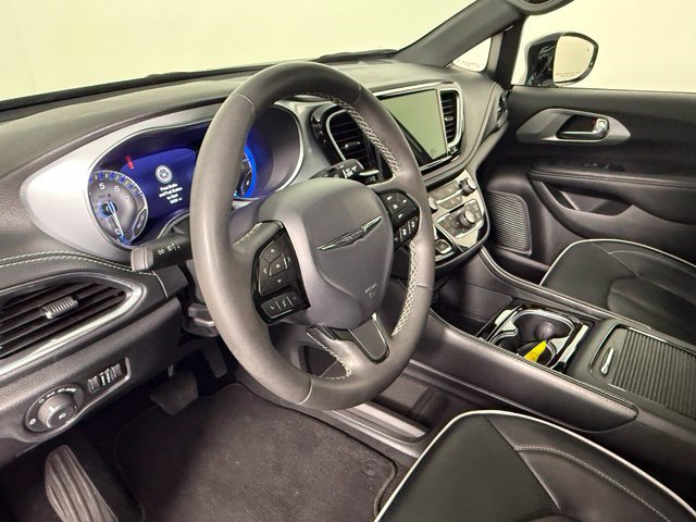 Used 2025 Chrysler Pacifica Limited FWD image 16
