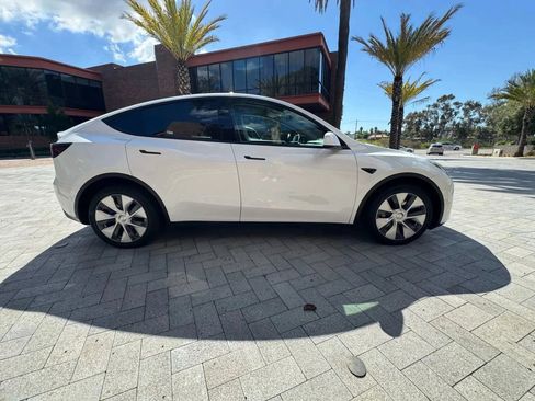Used 2021 Tesla Model Y Long Range AWD/4WD image 3