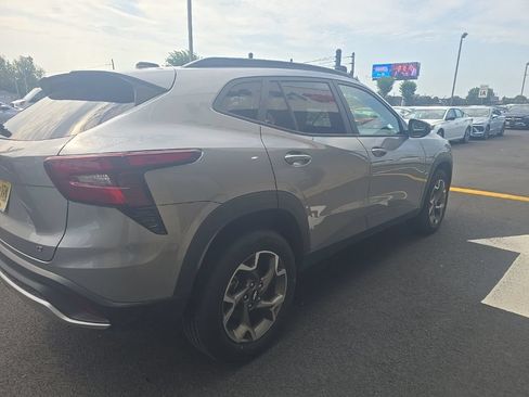 Used 2025 Chevrolet Trax LT w/ LT Convenience Package FWD image 4
