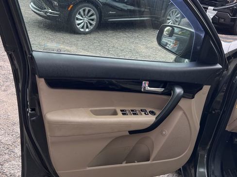 Used 2013 Kia Sorento LX w/ Convenience Pkg image 11