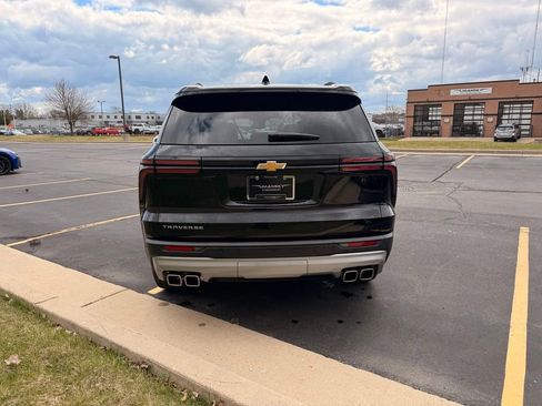 Used 2025 Chevrolet Traverse LT image 7