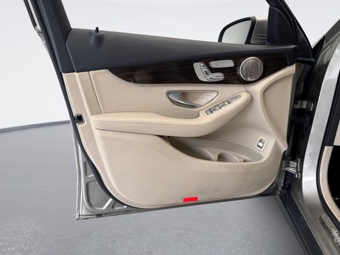 Used 2021 Mercedes-Benz GLC 300 4MATIC image 9