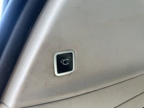 Used 2017 Chrysler Pacifica Limited FWD image 12