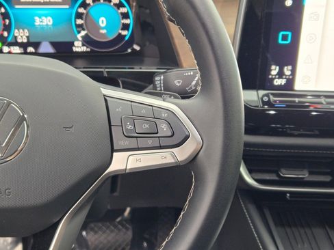 Used 2025 Volkswagen Atlas SE image 31