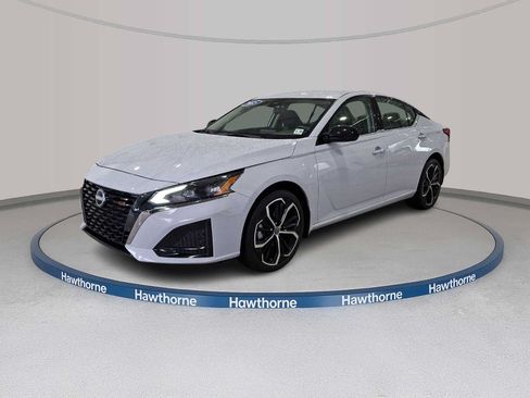 Used 2025 Nissan Altima 2.5 SR AWD/4WD image 3