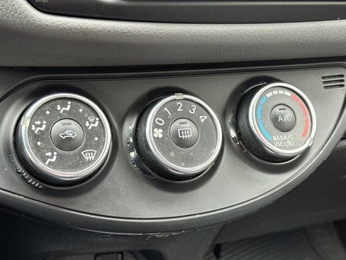 Used 2015 Toyota Yaris L image 19