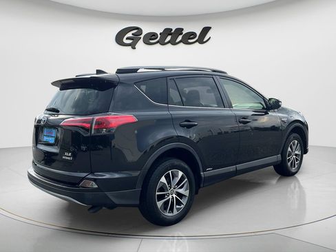 Used 2017 Toyota RAV4 XLE AWD/4WD image 5
