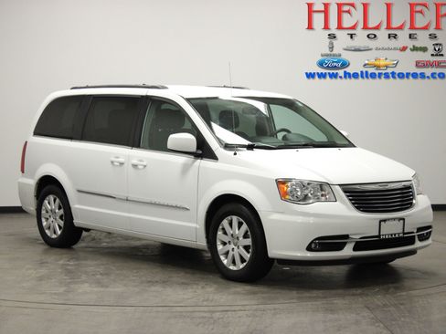 Used 2014 Chrysler Town & Country Touring image 1