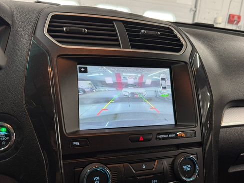 Used 2017 Ford Explorer XLT w/ Equipment Group 202A AWD/4WD image 20