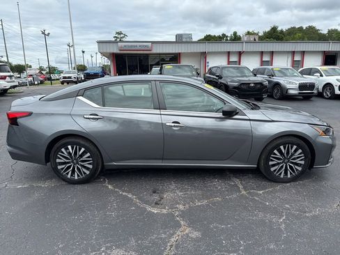 Used 2024 Nissan Altima 2.5 SV FWD image 5