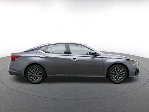Used 2025 Nissan Altima 2.5 SV FWD image 13