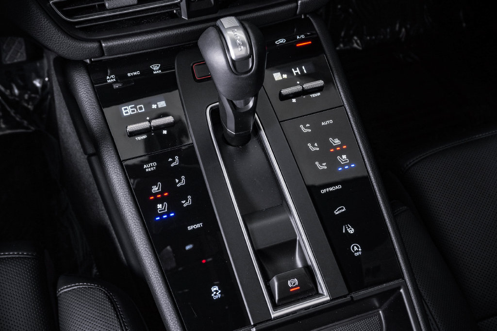 Certified 2026 Porsche Macan AWD/4WD image 25