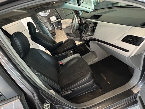 Used 2014 Toyota Sienna SE FWD image 15