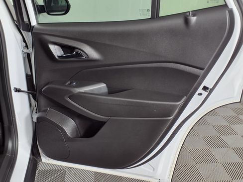 Used 2025 Chevrolet Trax LT w/ LT Convenience Package FWD image 10