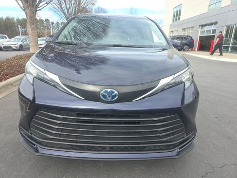 Used 2025 Toyota Sienna LE image 2