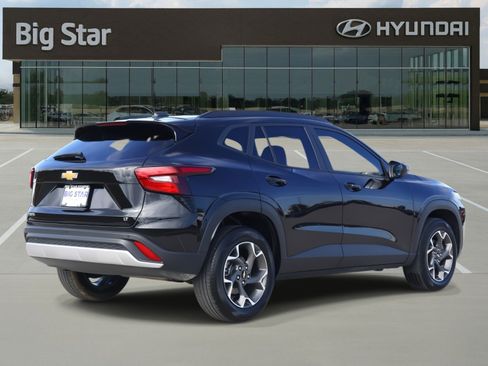 Used 2025 Chevrolet Trax LT w/ Driver Confidence Package image 4