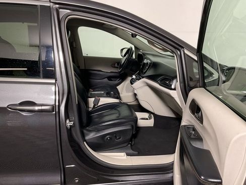Used 2017 Chrysler Pacifica Touring-L Plus image 35