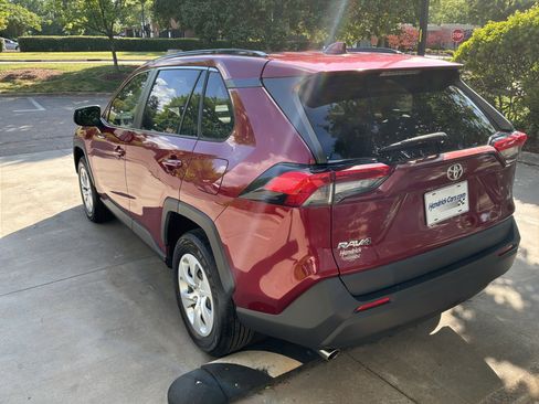 Used 2019 Toyota RAV4 LE FWD image 8