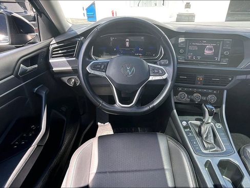 Used 2024 Volkswagen Jetta SE image 8