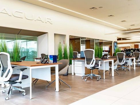 Used 2025 Land Rover Discovery Metropolitan Edition image 28