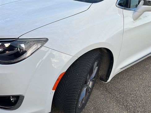 Used 2018 Chrysler Pacifica Limited w/ Tire & Wheel Group FWD image 12