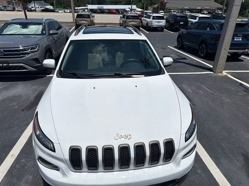 Used 2017 Jeep Cherokee Latitude w/ Safety/Convenience Group FWD image 3
