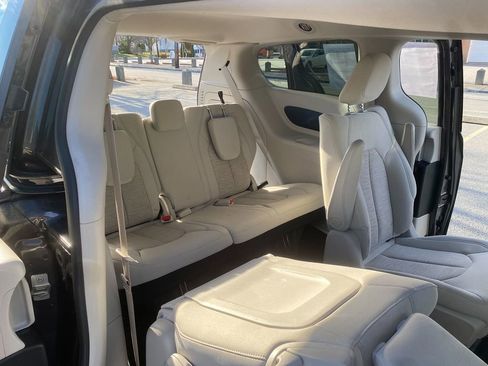 Used 2018 Chrysler Pacifica Touring Plus image 27