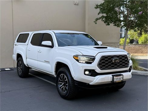 Used 2022 Toyota Tacoma TRD Sport w/ Technology Package RWD image 2