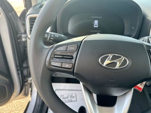 Used 2024 Hyundai Venue SE image 17