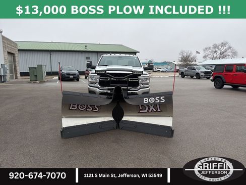 Used 2024 RAM 2500 Tradesman w/ Chrome Appearance Group image 3
