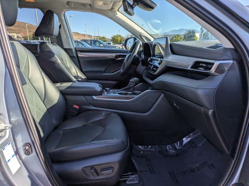 Used 2022 Toyota Highlander Platinum AWD/4WD image 31