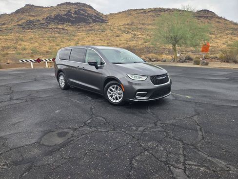 Used 2023 Chrysler Pacifica Touring-L FWD image 4