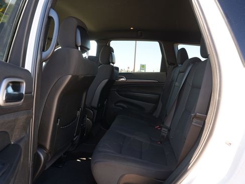 Used 2018 Jeep Grand Cherokee Laredo AWD/4WD image 18