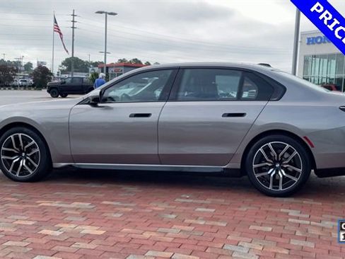 Used 2024 BMW 740i image 7