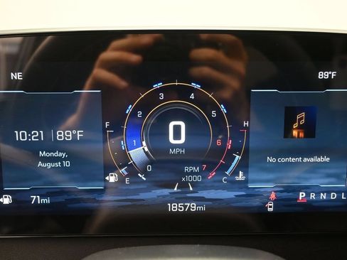 Used 2025 Chevrolet Traverse LT w/ Sun and Wheel Package FWD image 13