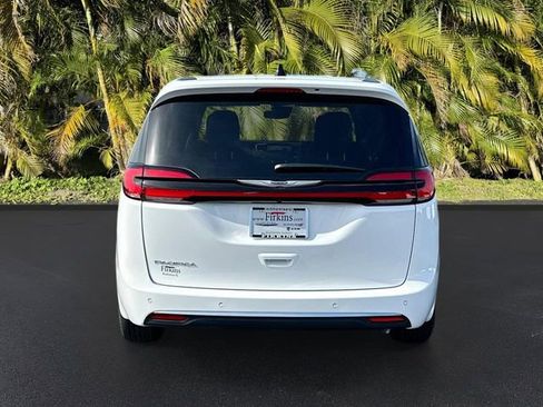 New 2025 Chrysler Pacifica Select w/ Fav Edition Package image 4