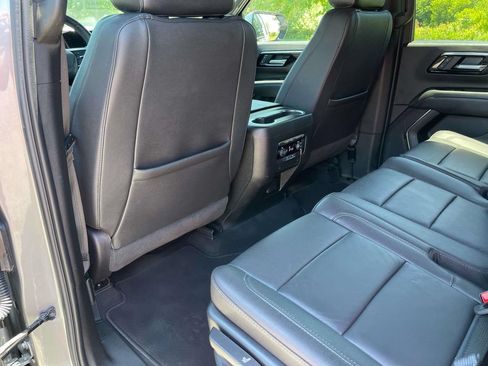 Used 2025 Chevrolet Suburban Z71 AWD/4WD image 27