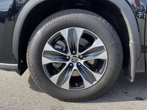 Certified 2024 Toyota Highlander XLE image 12