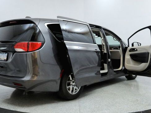 Used 2023 Chrysler Voyager LX image 11