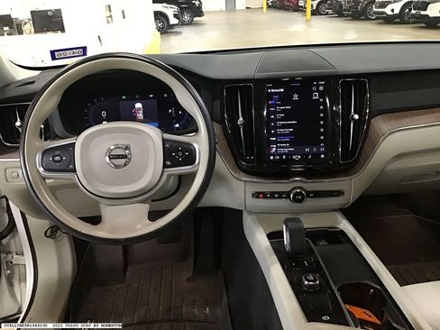 Used 2022 Volvo XC60 B5 Momentum image 12