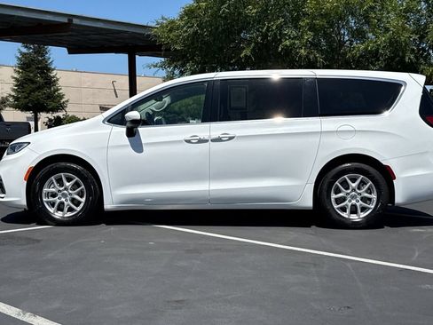 Used 2023 Chrysler Pacifica Touring-L FWD image 14