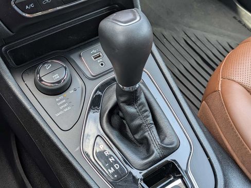 Used 2019 Jeep Cherokee Overland w/ Technology Group AWD/4WD image 27