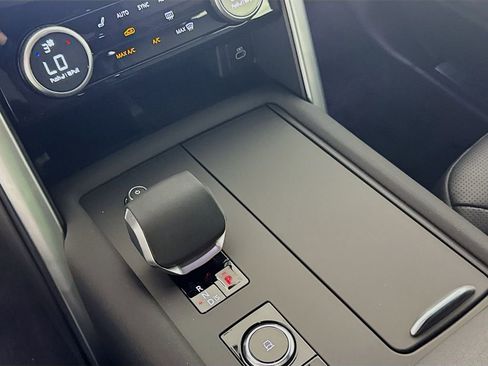 New 2025 Land Rover Discovery S AWD/4WD image 16
