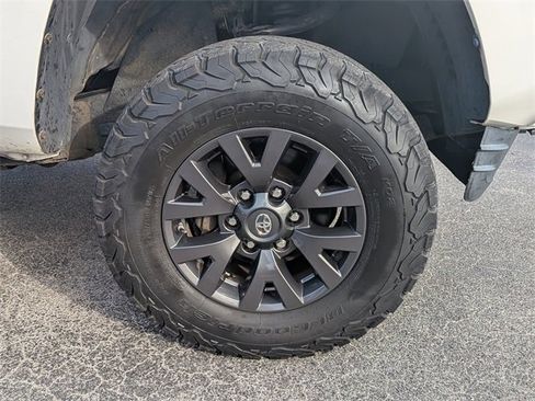 Used 2016 Toyota Tacoma SR5 w/ Towing Package image 10