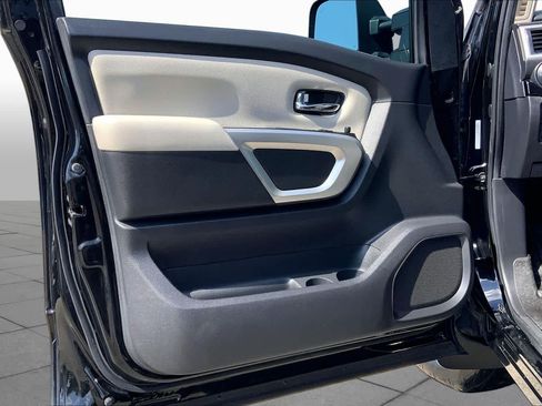 Used 2020 Nissan Titan SV w/ SV Convenience Package RWD image 22