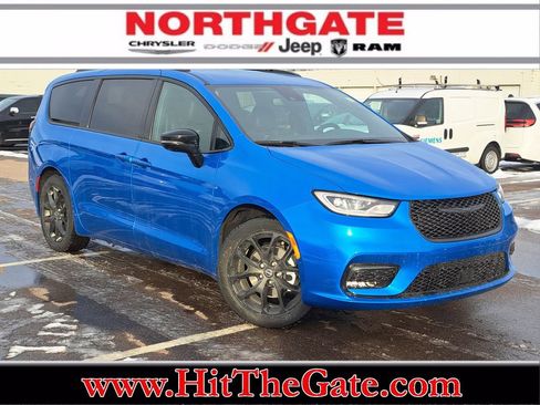 New 2026 Chrysler Pacifica Select w/ S Appearance Package image 1