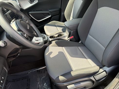 Used 2025 Kia Soul LX w/ LX Technology Package FWD image 25