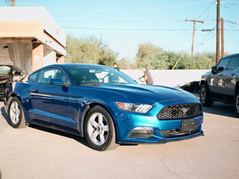 Used 2017 Ford Mustang Coupe image 3